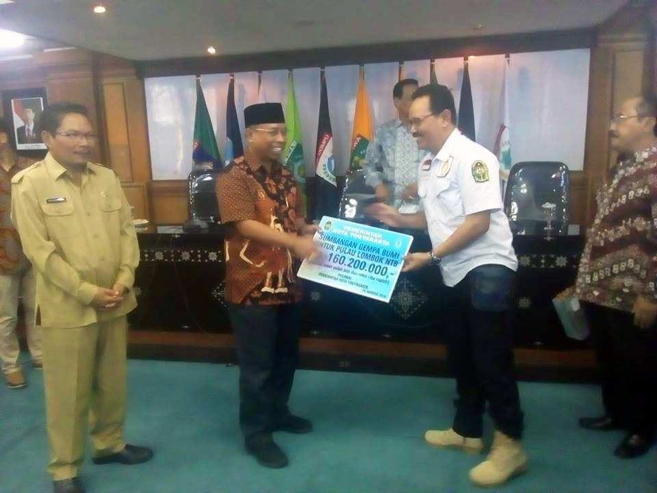 Wakil Walikota Jogja Serahkan Bantuan Untuk Korban Gempa Di NTB 