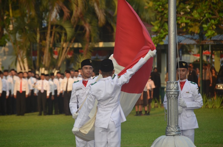 Bendera Sempat Terbelit, Upacara Penurunan Bendera Tetap Berlangsung Khidmat dan Lancar