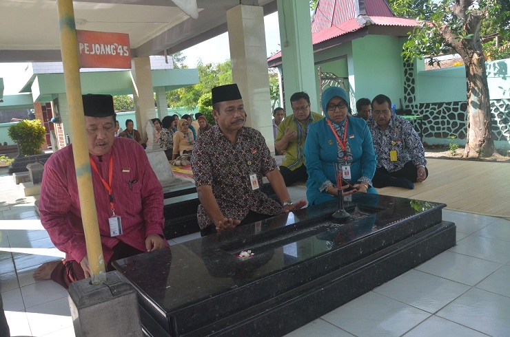 Sambut HUT Pemkot ke-69, Pejabat Ziarah ke Makam Mantan Walikota